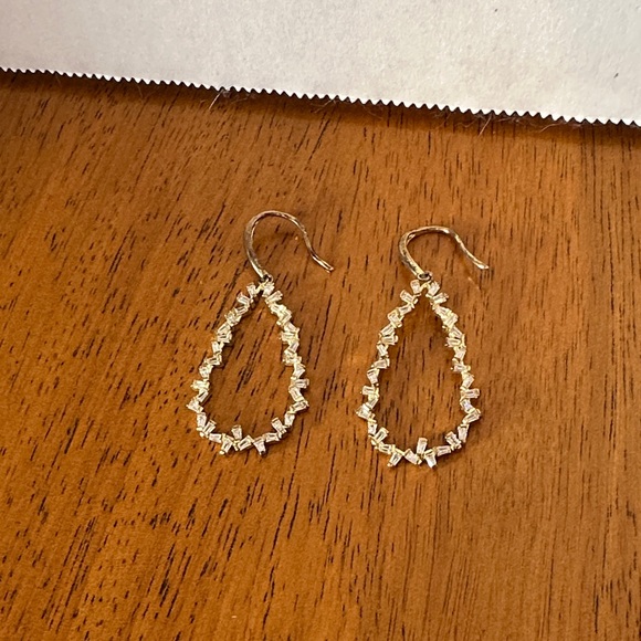 Jewelry - Elegant Gold Teardrop Earrings